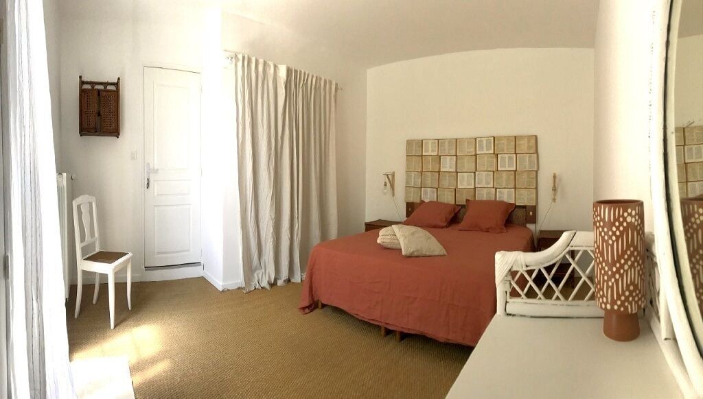 Photo of Others in Tavel