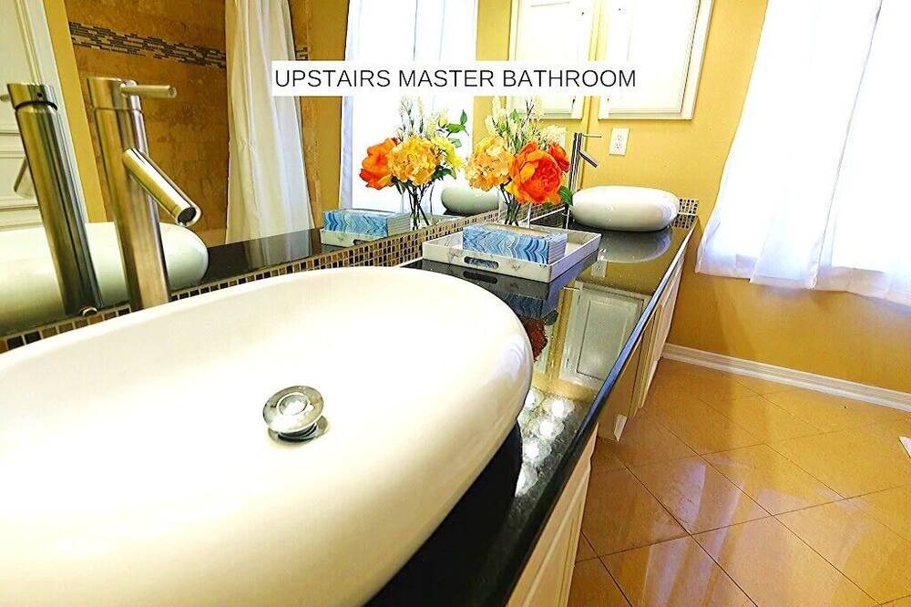 Photo of Bathroom in Quail Valley