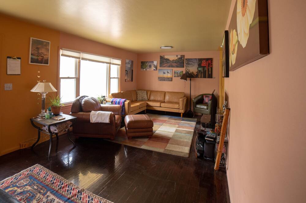 Photo of Livingroom in East Lawrence
