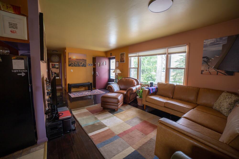 Photo of Livingroom in East Lawrence