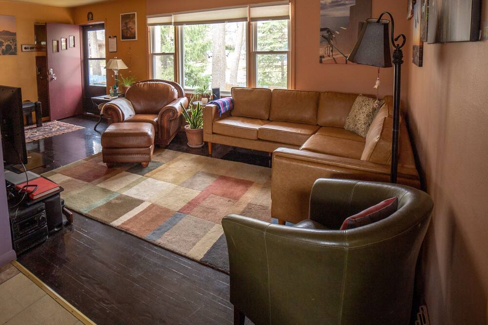 Photo of Livingroom in East Lawrence