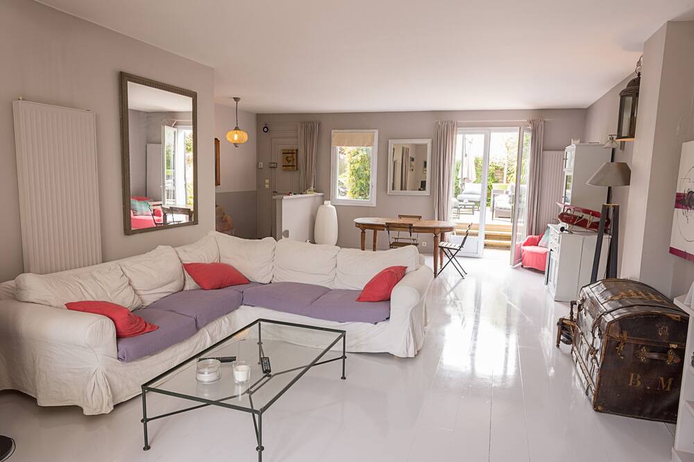 Photo of Livingroom in Plateau - Mont-Valerien