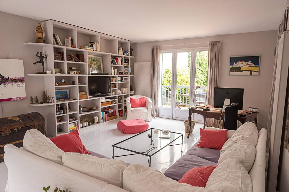 Photo of Livingroom in Plateau - Mont-Valerien