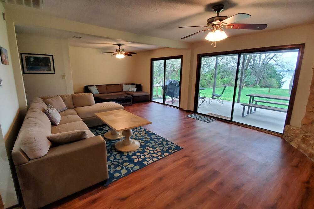 Photo of Livingroom in Farmersville