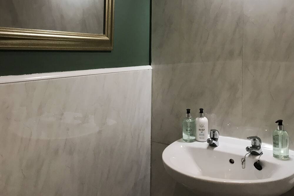 Photo of Bathroom in Pendoggett