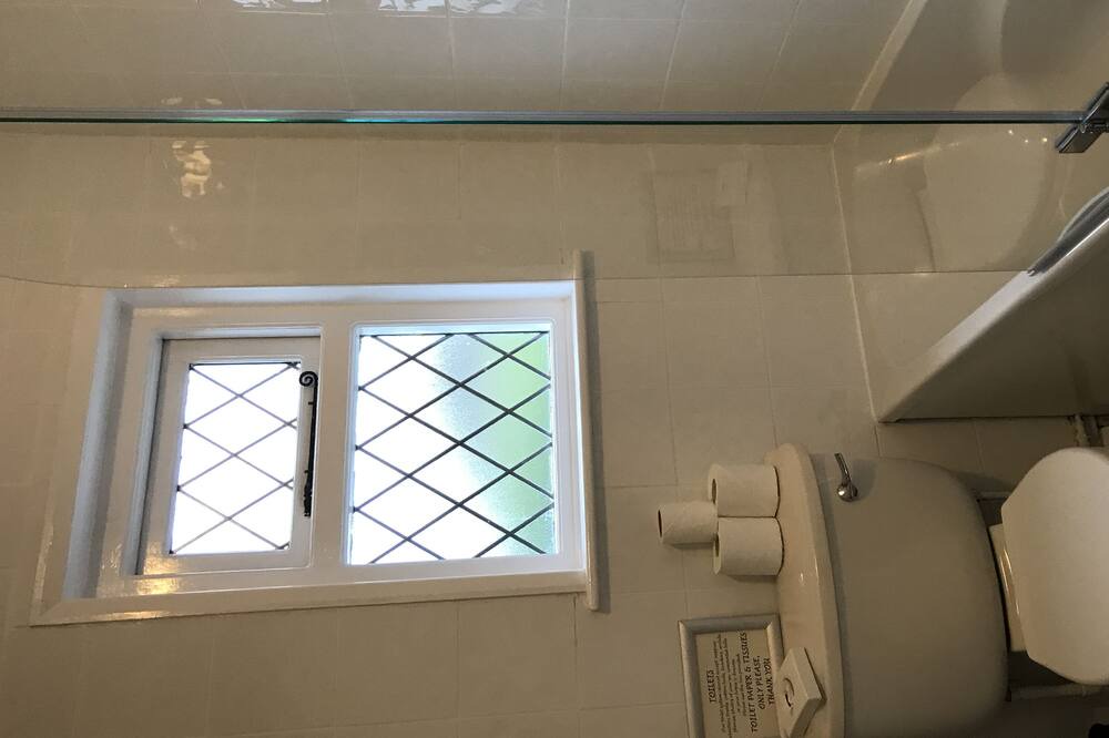 Photo of Bathroom in Pendoggett