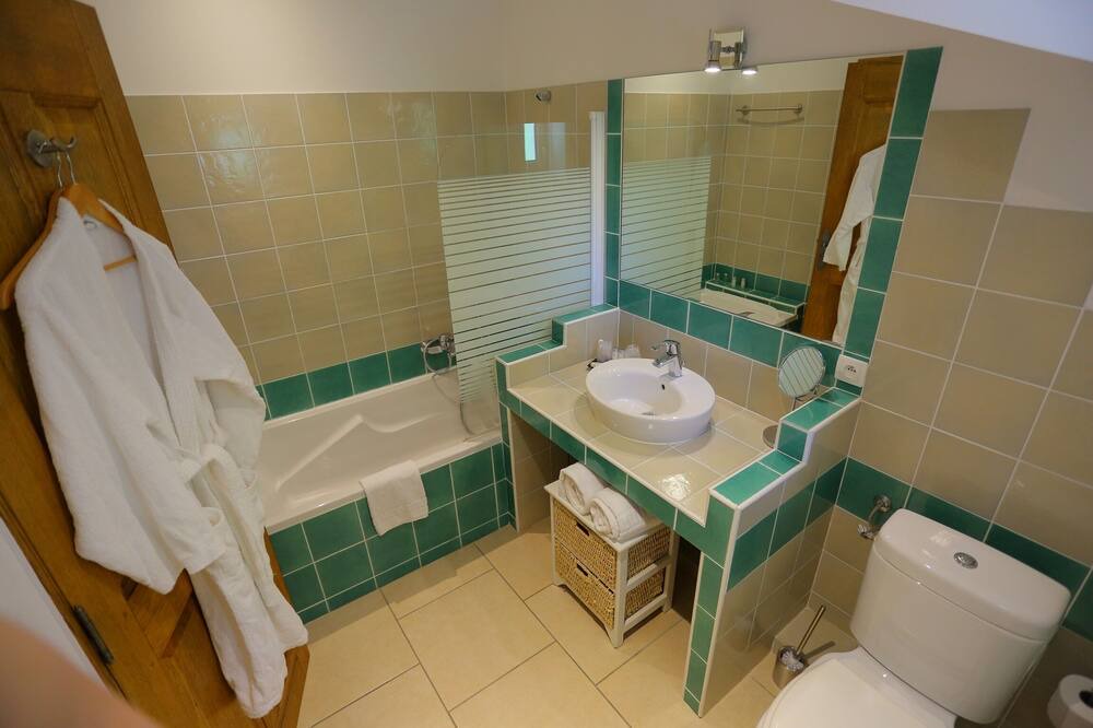 Photo of Bathroom in Pujaut