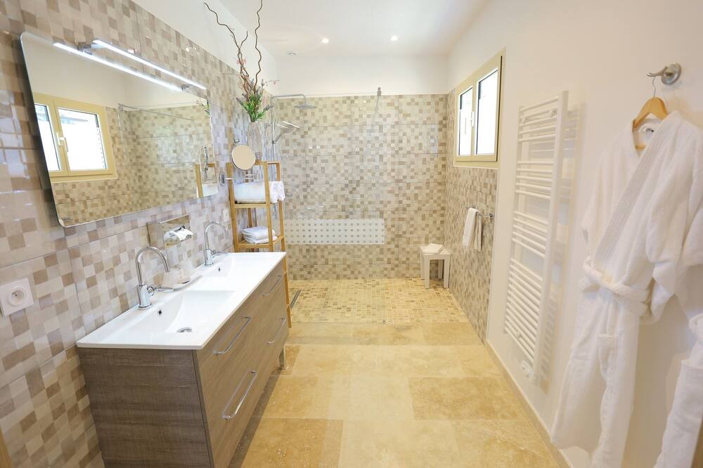 Photo of Bathroom in Pujaut