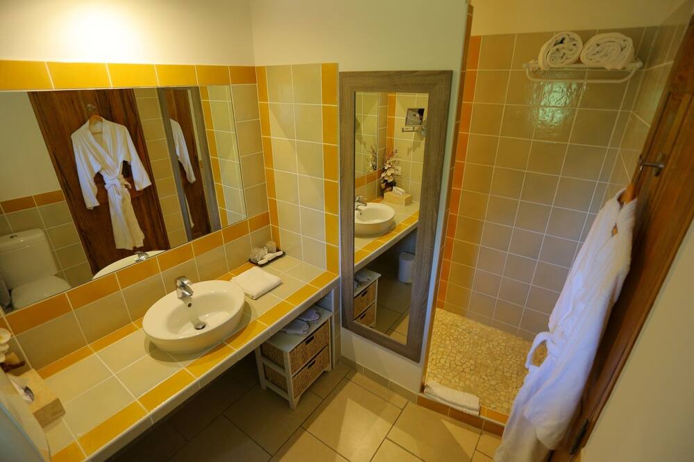 Photo of Bathroom in Pujaut