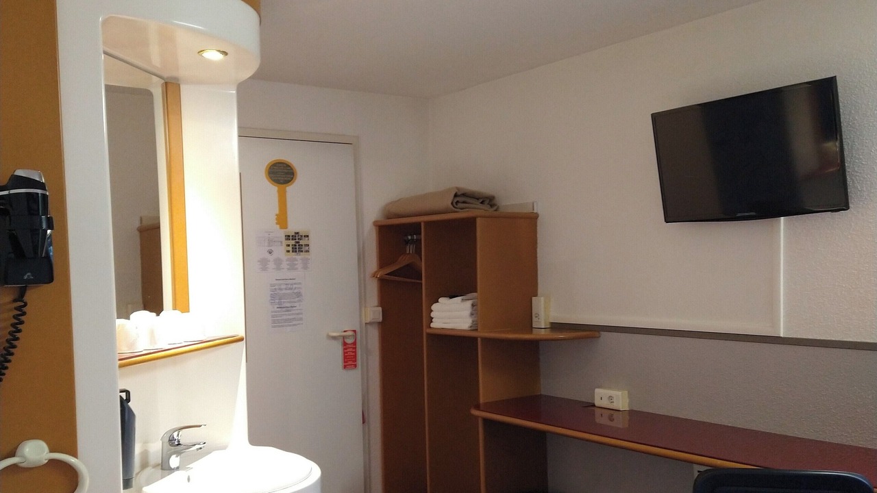 Photo of Bedroom in Saint-Saturnin