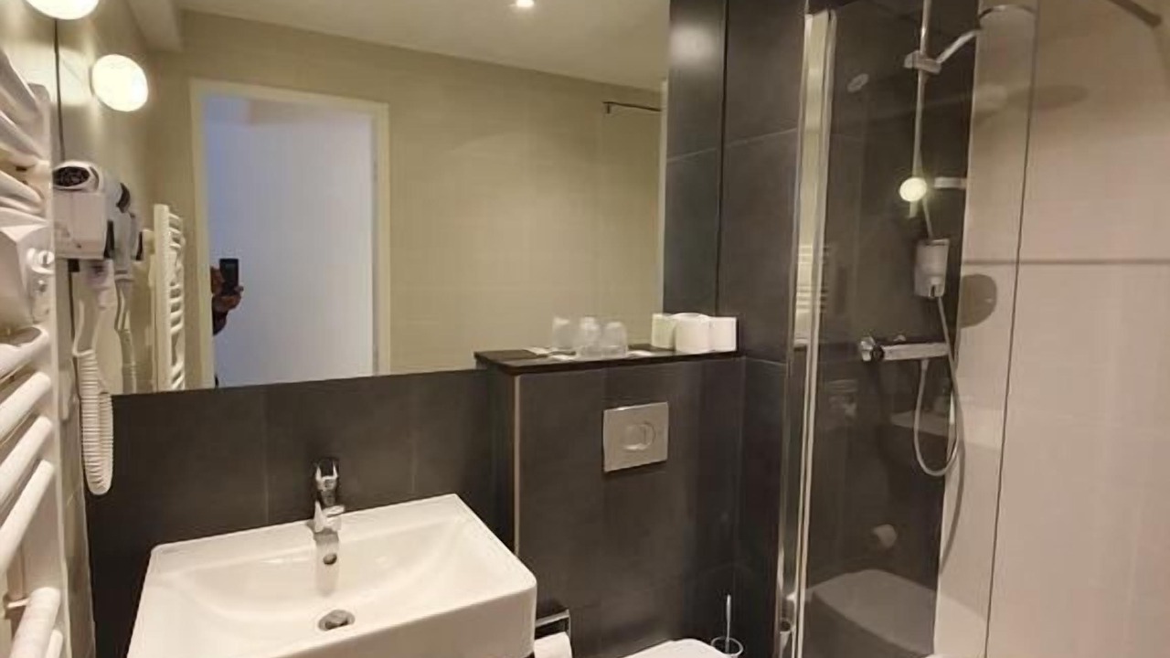 Photo of Bathroom in Arsenal