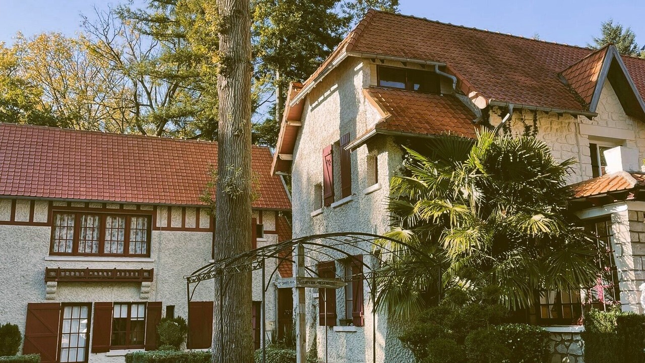 Photo of Buildings in Lamorlaye