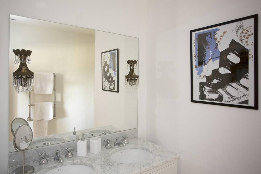 Photo of Bathroom in Cahors