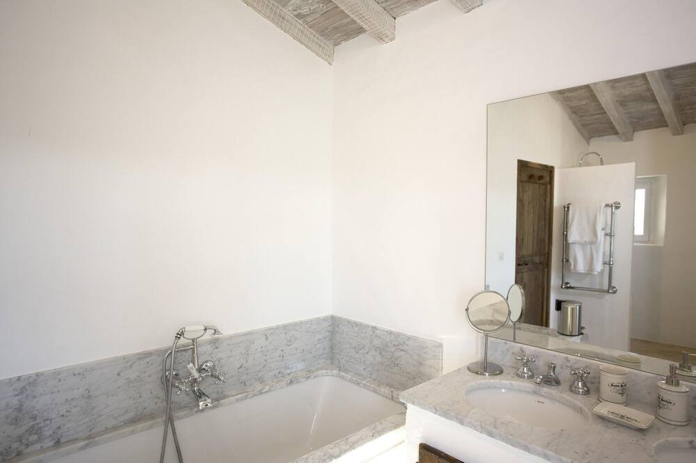 Photo of Bathroom in Cahors