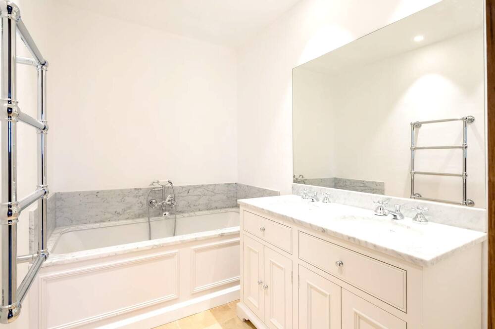 Photo of Bathroom in Cahors