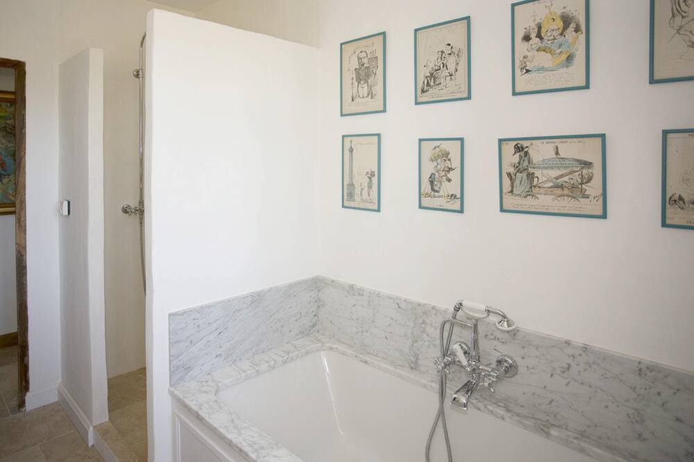 Photo of Bathroom in Cahors