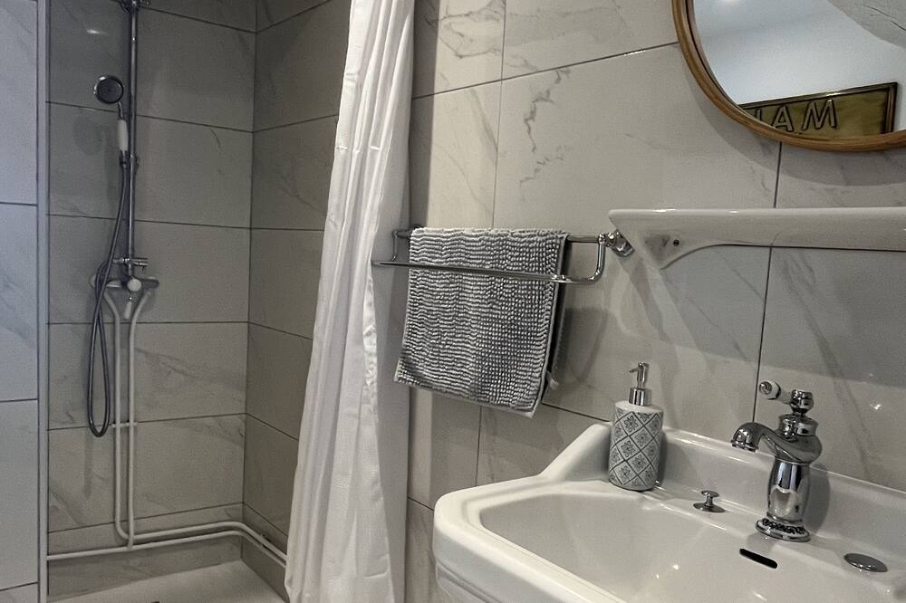 Photo of Bathroom in Castelnau-Pegayrols