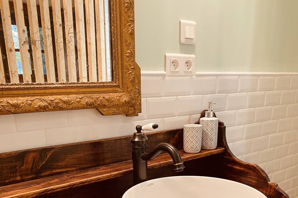 Photo of Bathroom in Castelnau-Pegayrols