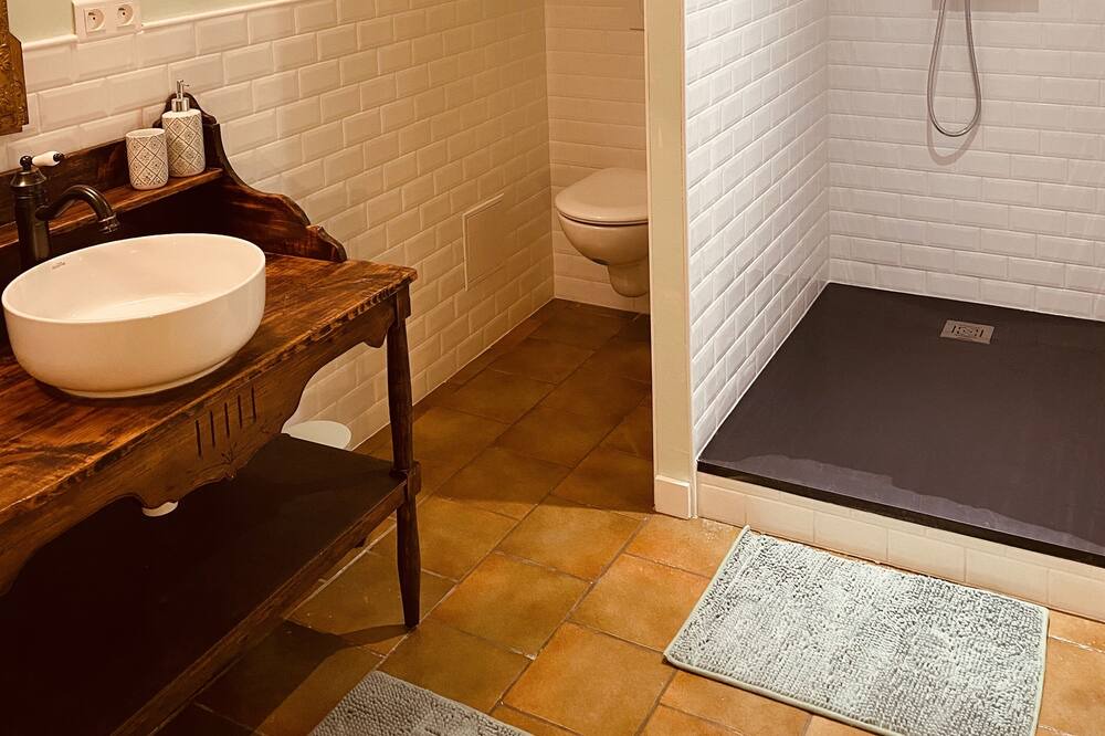 Photo of Bathroom in Castelnau-Pegayrols