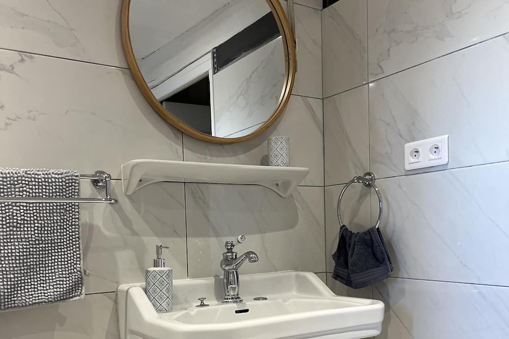 Photo of Bathroom in Castelnau-Pegayrols