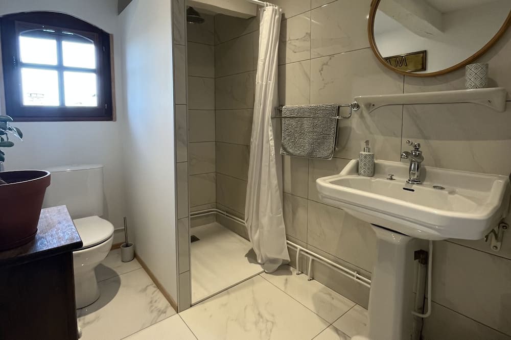Photo of Bathroom in Castelnau-Pegayrols