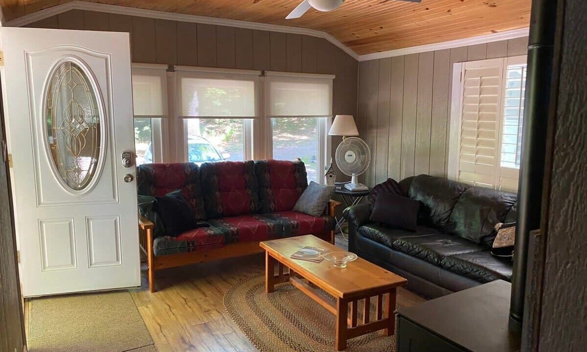 Photo of Livingroom in Port Carling