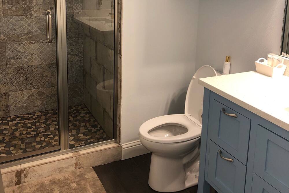 Photo of Bathroom in Knox - Henderson