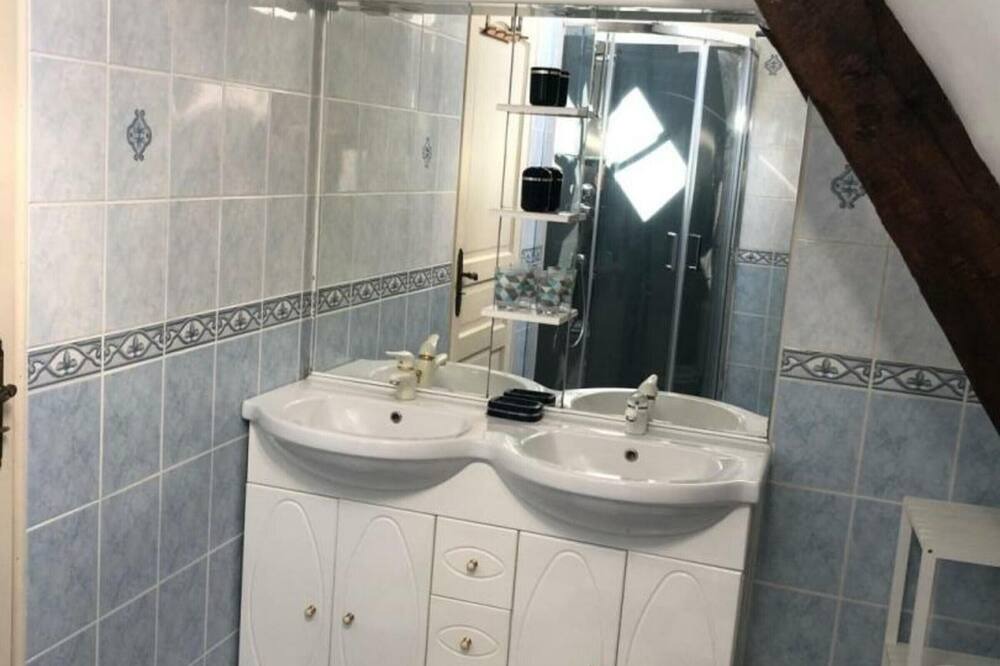 Photo of Bathroom in Ypreville-Biville