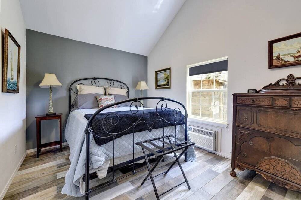 Photo of Bedroom in Elgin