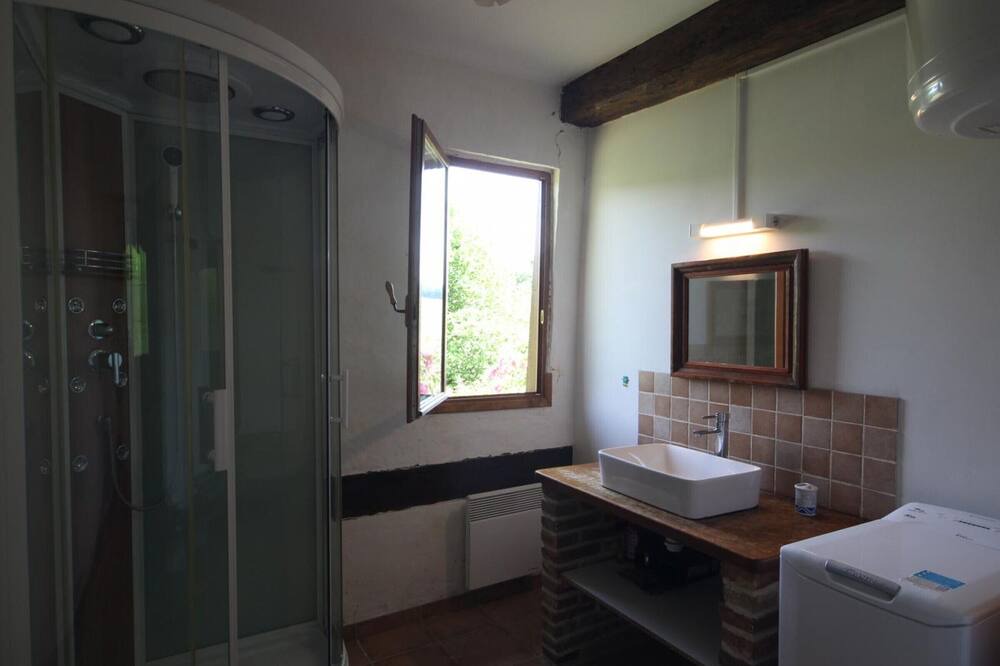 Photo of Bathroom in Campneuseville