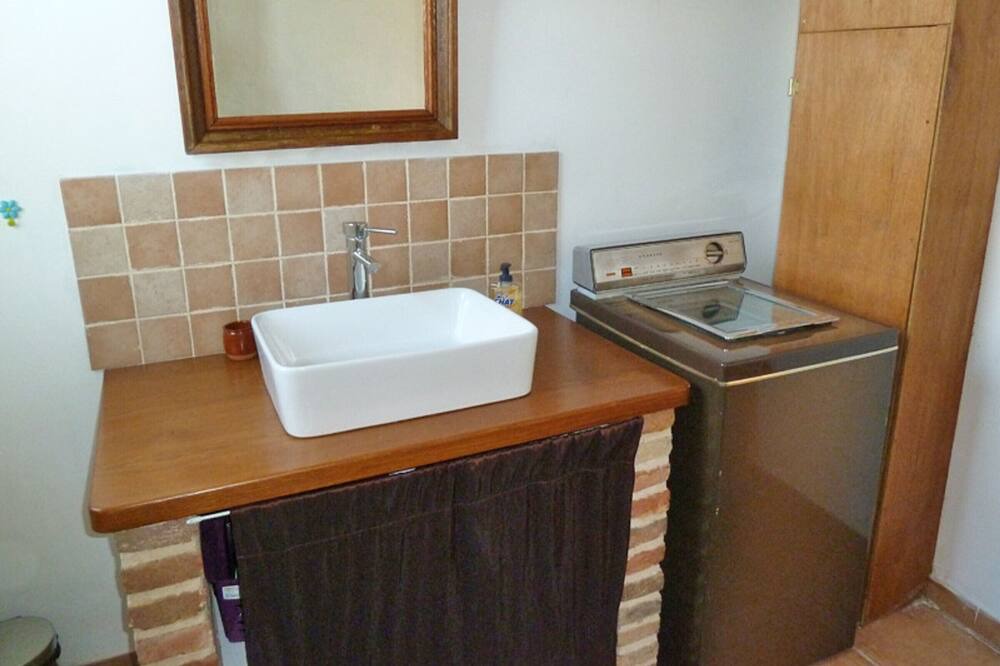 Photo of Bathroom in Campneuseville