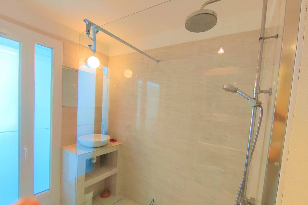 Photo of Bathroom in Lagord