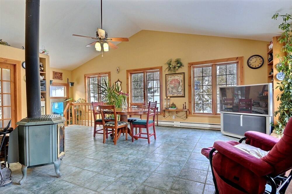 Photo of Livingroom in Sainte-Marguerite-du-Lac-Masson