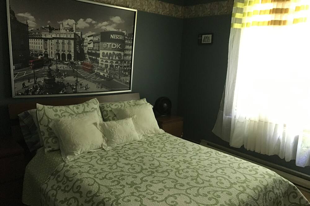 Photo of Bedroom in Sainte-Marguerite-du-Lac-Masson