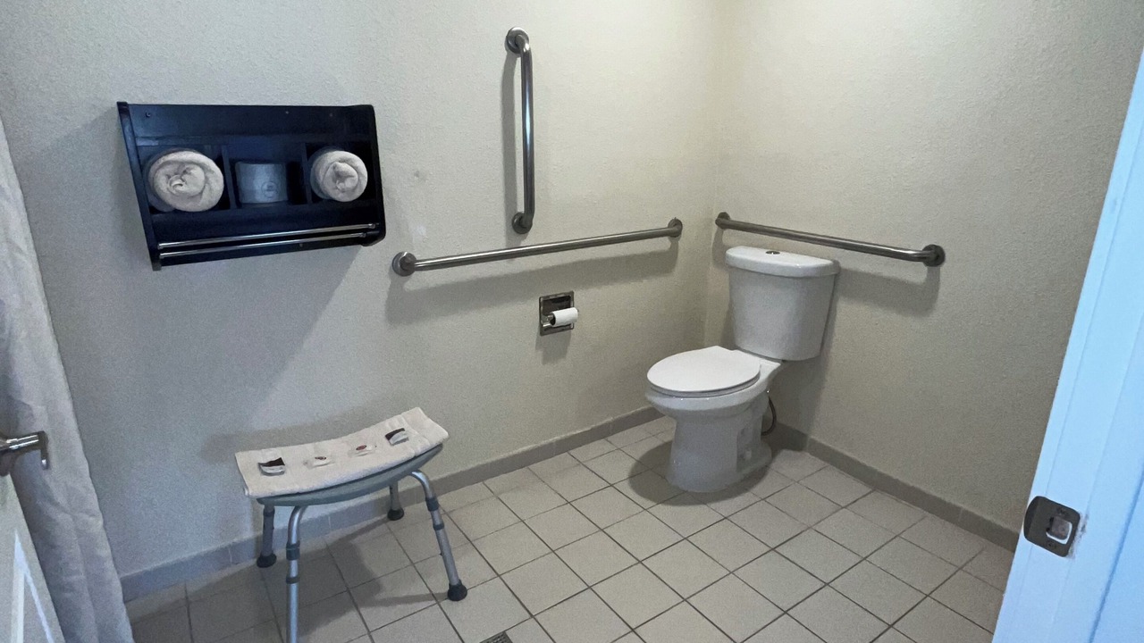 Photo of Bathroom in Lakeview