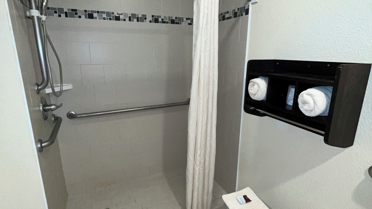 Photo of Bathroom in Lakeview