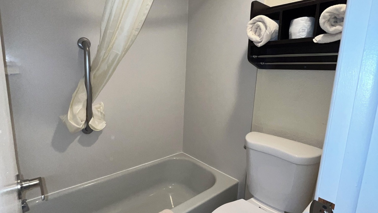 Photo of Bathroom in Lakeview