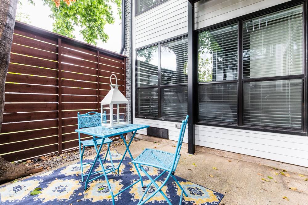 Photo of Patio Balcony in Oak Lawn