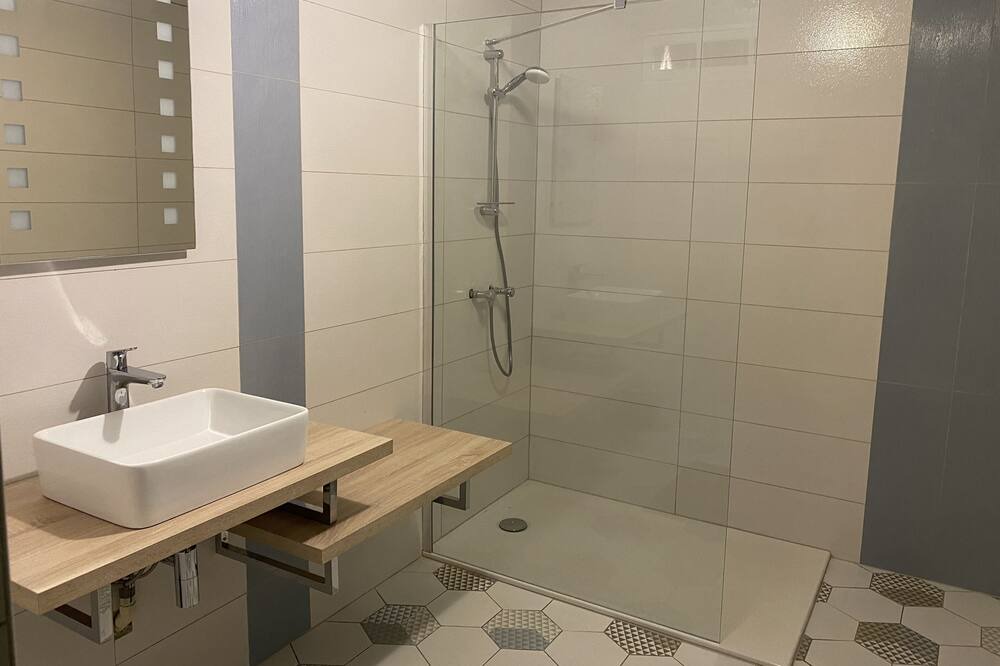 Photo of Bathroom in Saint-Julien-sur-Garonne