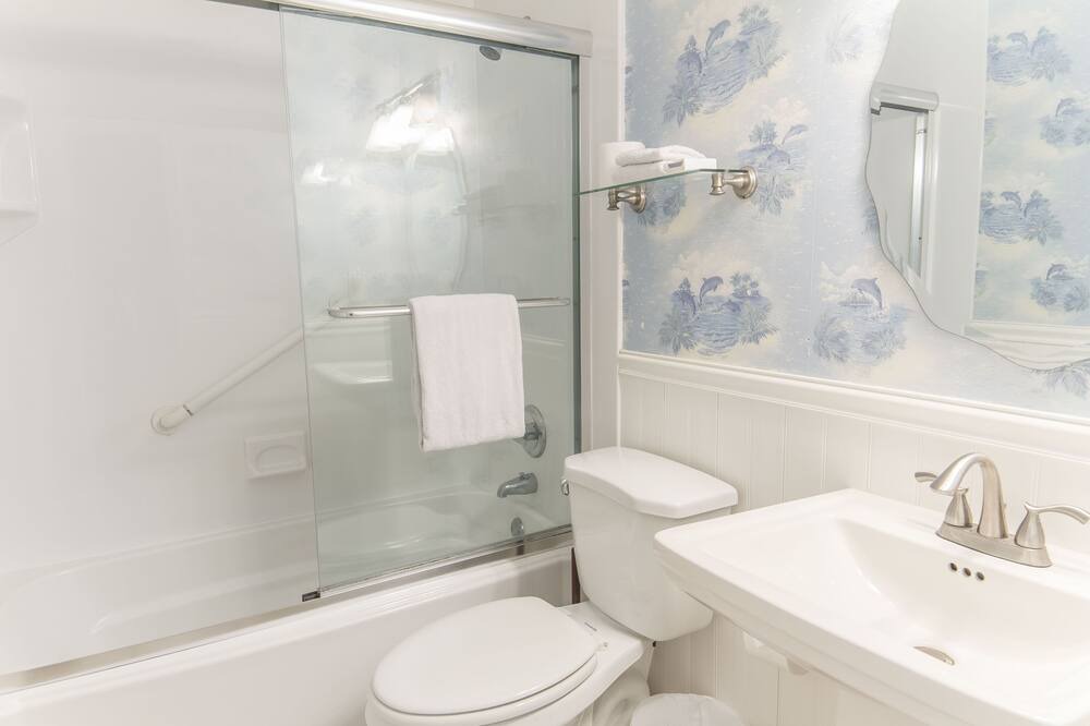 Photo of Bathroom in Surfcrest Village