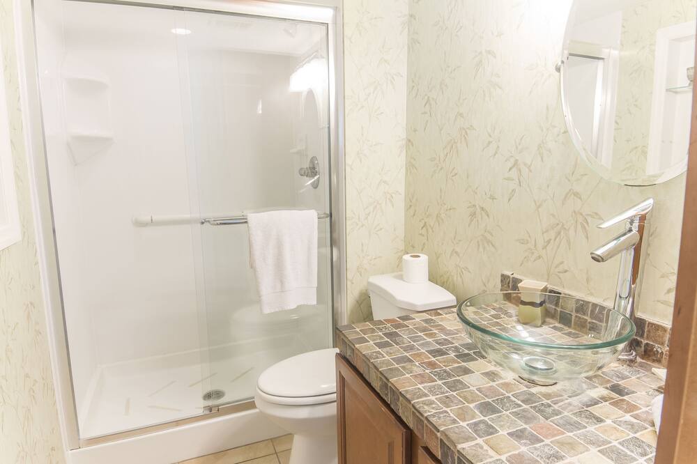 Photo of Bathroom in Surfcrest Village