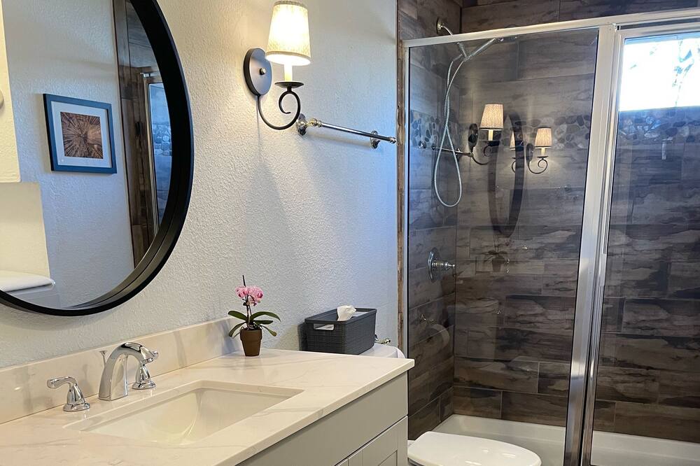 Photo of Bathroom in Hoyt