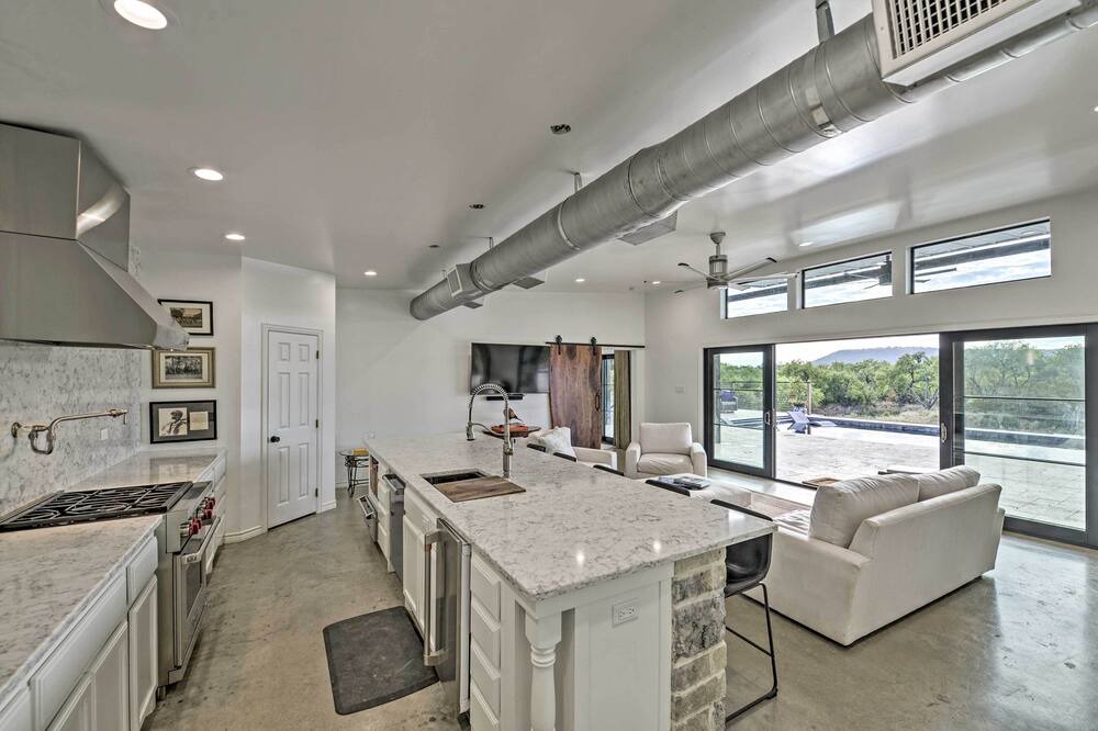 Photo of Livingroom in May