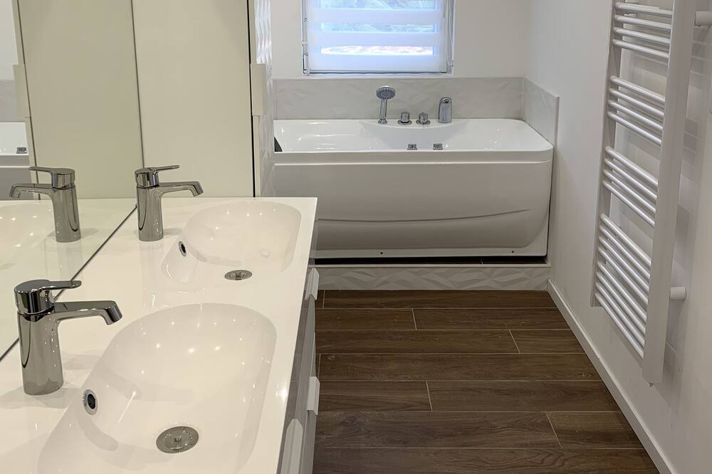 Photo of Bathroom in Armentieres