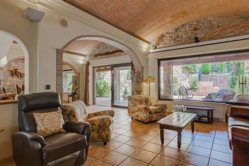 Photo of Livingroom in Angles