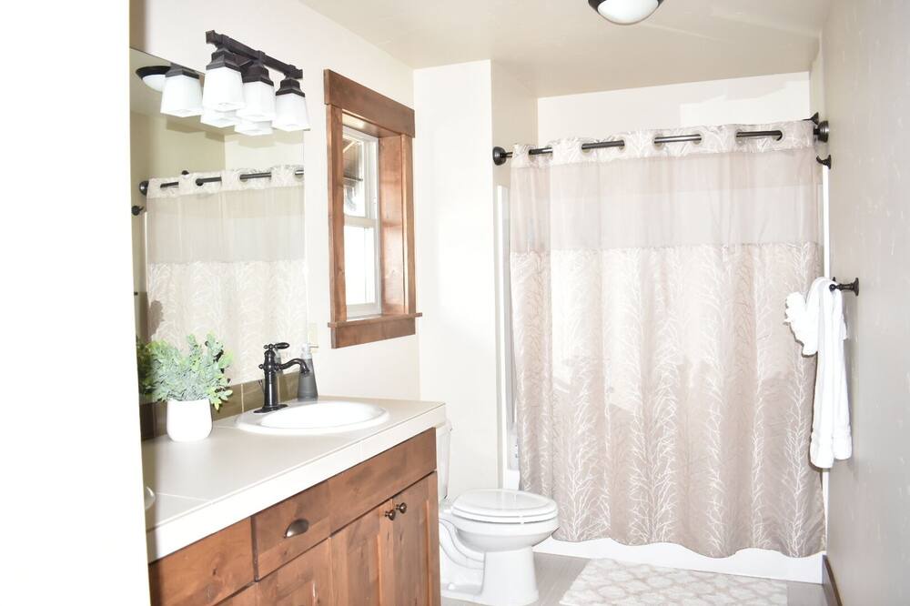 Photo of Bathroom in Powell Butte