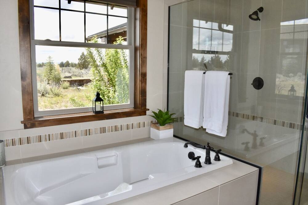 Photo of Bathroom in Powell Butte