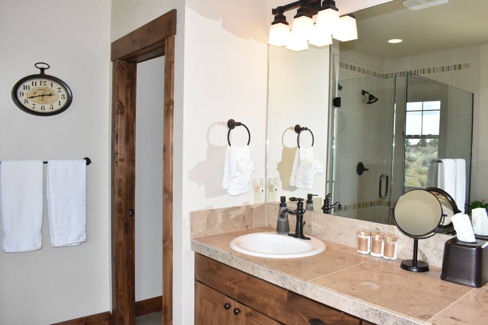 Photo of Bathroom in Powell Butte