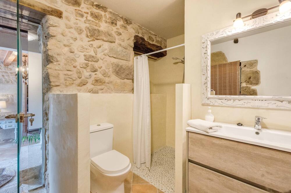 Photo of Bathroom in Sant Jordi Desvalls