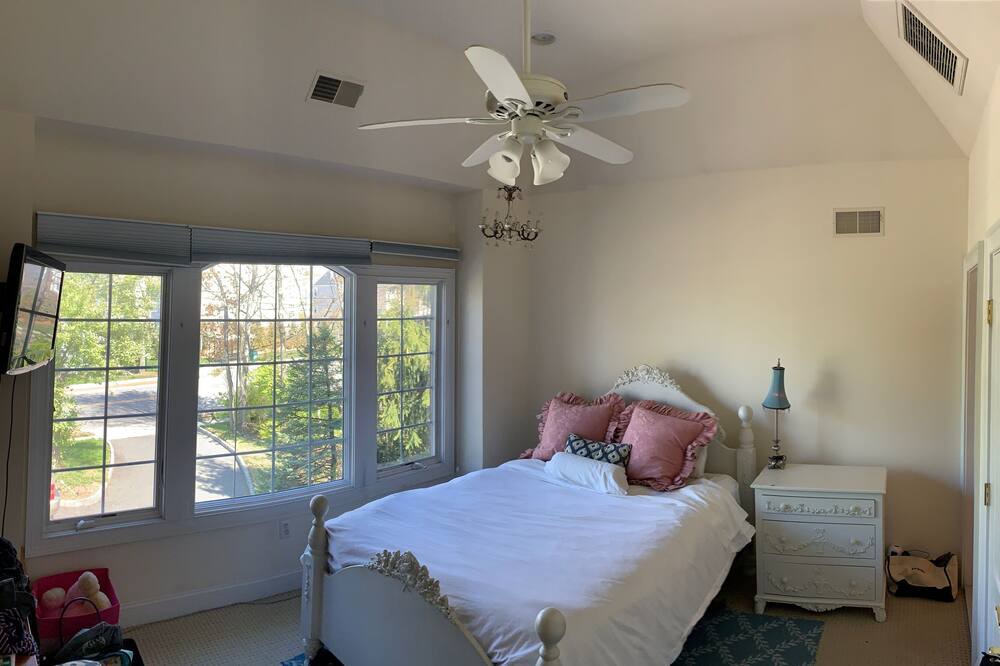Photo of Bedroom in Cresskill